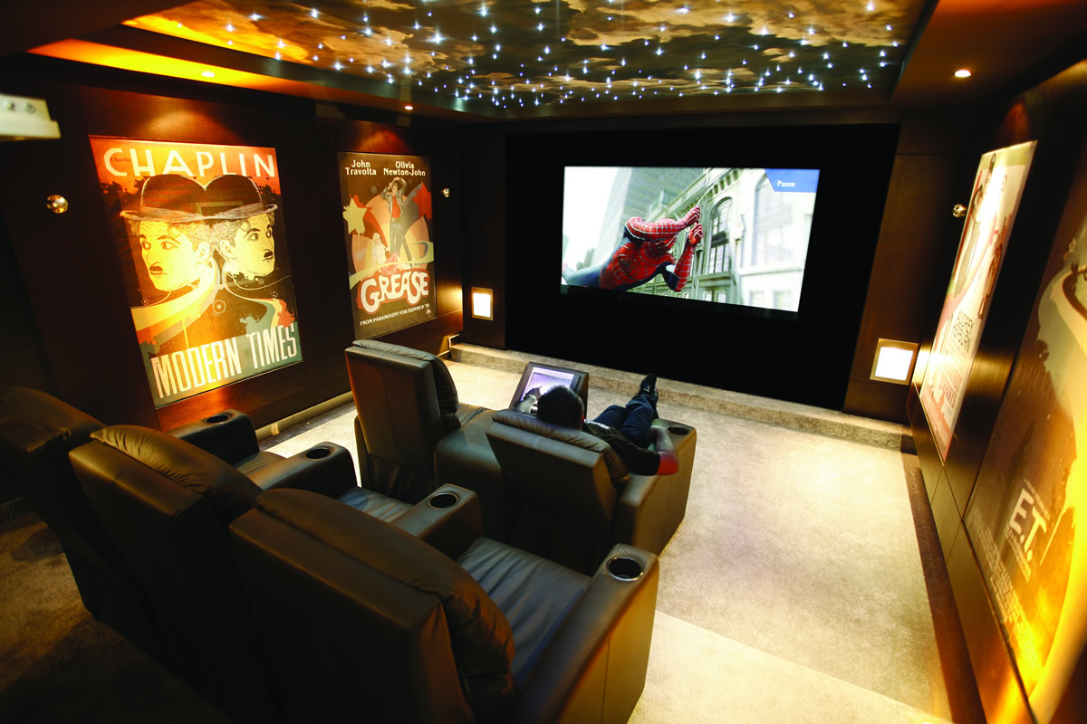 A COMPREHENSIVE GUIDE  TO AN OUTSTANDING HOME THEATER